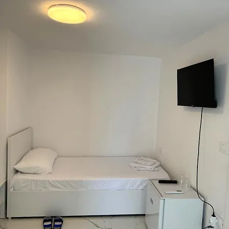 Julia מלון דורס